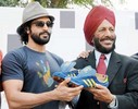 Milkha Singh gives a special memento to Farhan Akhtar