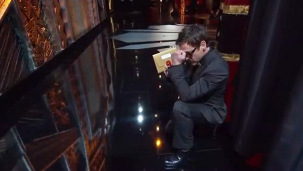 Robert Downey Jr. Caught 'Tebowing' at the Oscars